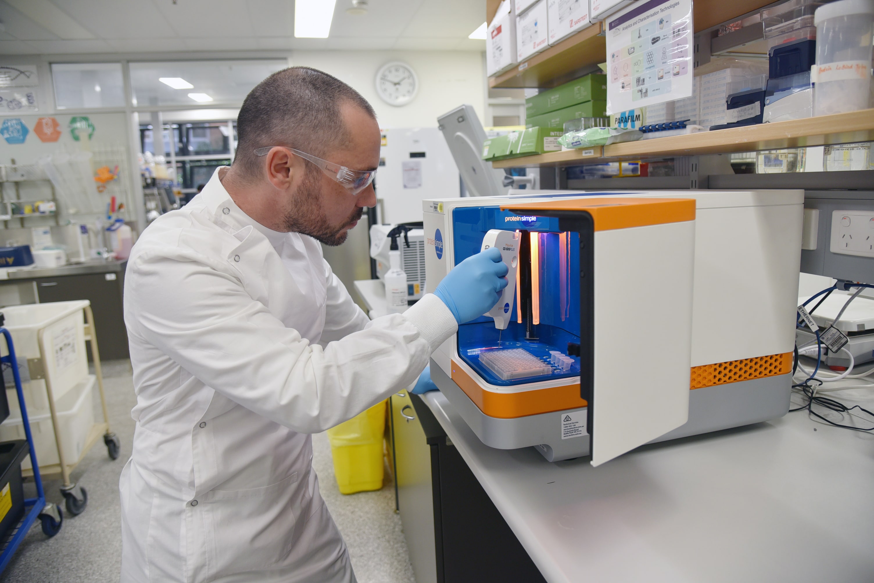 Christian Fercher in lab with Maurice